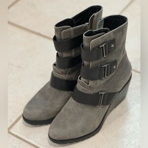 Sorel women’s After Hours gray & black suede booties, sz 9.5